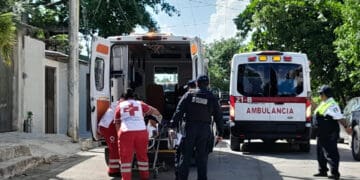 Extranjera le clava cuchillo en cuello a compañera y se lanza de tercer piso, en Playa del Carmen