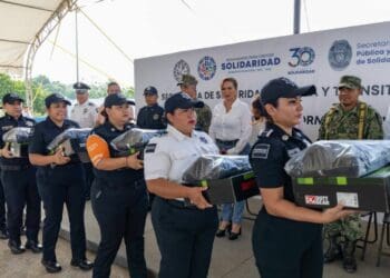 Lili Campos entrega equipo y anuncia aumento en seguro de vida a policías