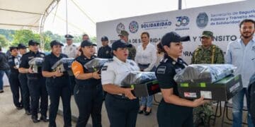 Lili Campos entrega equipo y anuncia aumento en seguro de vida a policías