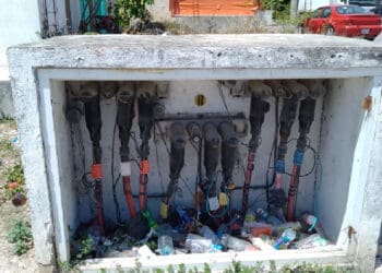 Llaman vecinos a cubrir cables de alta tensión expuestos cerca de una primaria en Playa del Carmen 