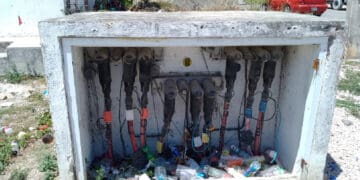 Llaman vecinos a cubrir cables de alta tensión expuestos cerca de una primaria en Playa del Carmen 