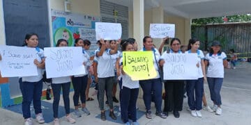 Protestan maestras del centro educativo del IMSS en Playa del Carmen