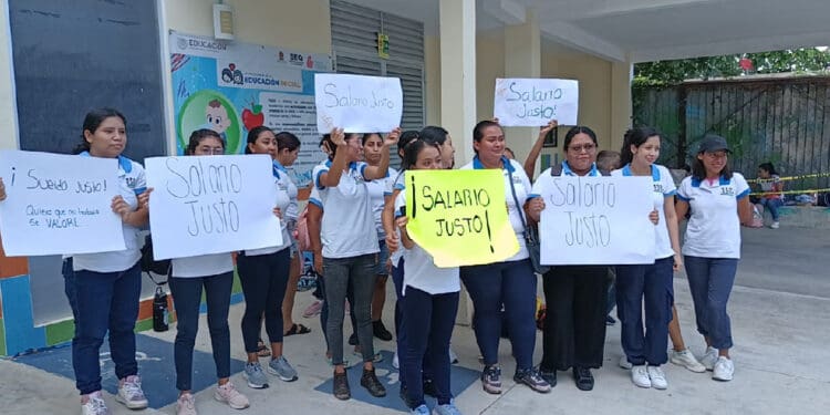 Protestan maestras del centro educativo del IMSS en Playa del Carmen