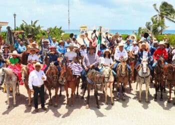 Realizan segunda cabalgata urbana en Playa del Carmen