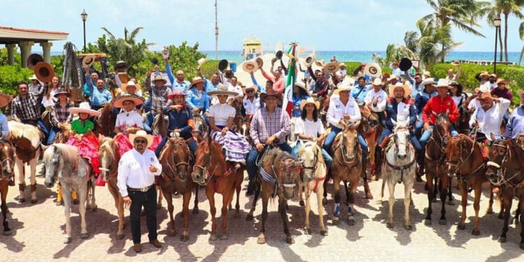 Realizan segunda cabalgata urbana en Playa del Carmen