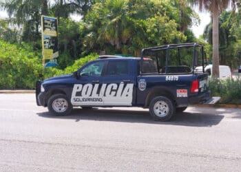 Taxistas ponchan llantas de transportista federal, afuera del hotel Vidanta