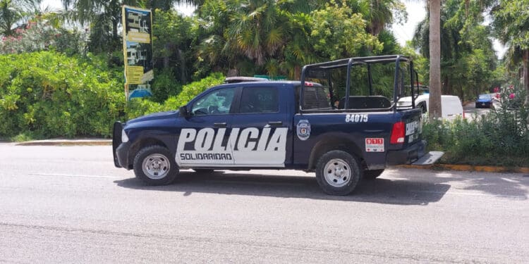 Taxistas ponchan llantas de transportista federal, afuera del hotel Vidanta