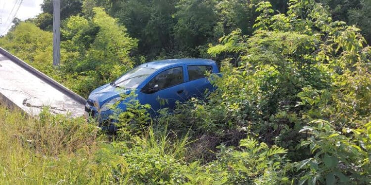 Termina vehículo entre la maleza tras chocar contra taxi en el tramo Playa del Carmen-Tulum