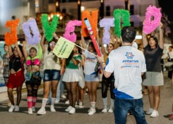 Inauguran el Mes de la Juventud con exitoso desfile