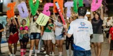 Inauguran el Mes de la Juventud con exitoso desfile