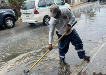 Cuadrillas limpian alcantarillas y eliminan encharcamientos de arterias