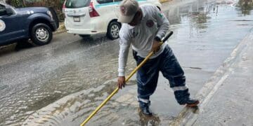 Cuadrillas limpian alcantarillas y eliminan encharcamientos de arterias