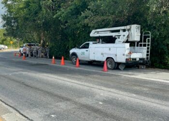 Apagón de 14 horas en el norponiente de Playa del Carmen; tras reanudarse el servicio se incendió un registro