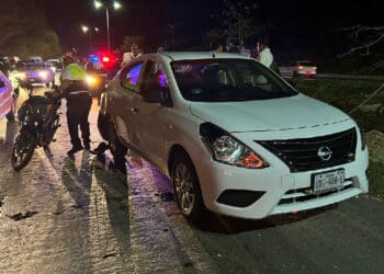 Chocan carro y moto contra vehículo estacionado en carretera de Playa del Carmen 