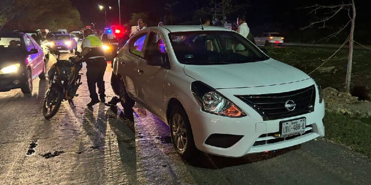 Chocan carro y moto contra vehículo estacionado en carretera de Playa del Carmen