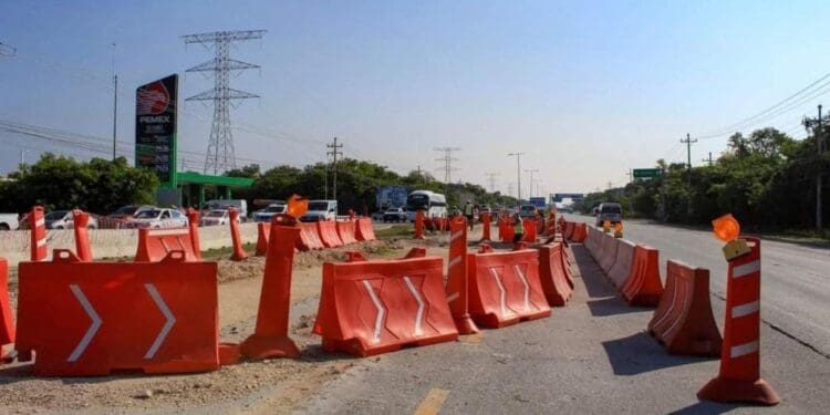 ICA rellena la caverna de la carretera federal en Playa del Carmen; quedará en 3 meses