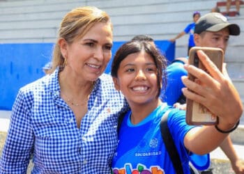 Lili Campos convive con niñas, niños y jóvenes del curso de verano Baaxlo’ob Paalalo’ob