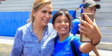Lili Campos convive con niñas, niños y jóvenes del curso de verano Baaxlo’ob Paalalo’ob