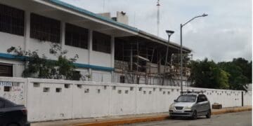 Padres temen que menores estén en riesgo por obras en escuela de Villas del Sol; Ifeqroo descarta problemas