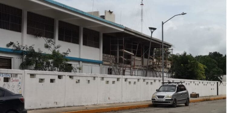 Padres temen que menores estén en riesgo por obras en escuela de Villas del Sol; Ifeqroo descarta problemas