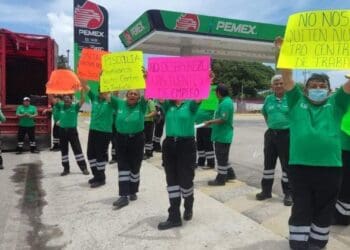 Se manifiestan empleados de la gasolinera de la 115 de Playa del Carmen; lleva 20 días cerrada