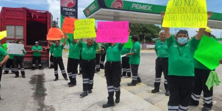 Se manifiestan empleados de la gasolinera de la 115 de Playa del Carmen; lleva 20 días cerrada