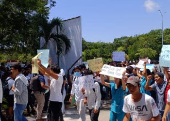 Se manifiestan estudiantes de la UT en Playa del Carmen