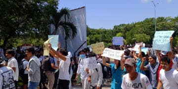 Se manifiestan estudiantes de la UT en Playa del Carmen