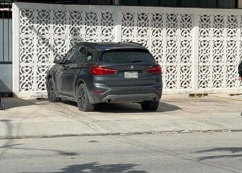 Vandalizan auto de un hombre en el Arco Vial de Playa del Carmen