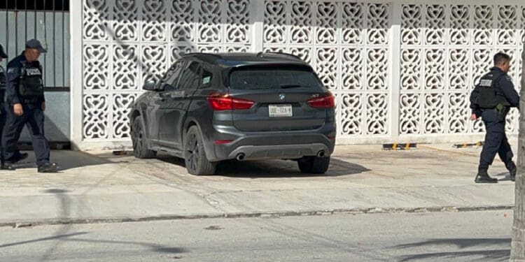 Vandalizan auto de un hombre en el Arco Vial de Playa del Carmen