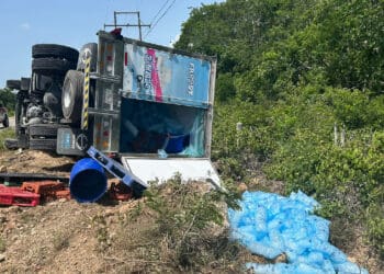 Vuelca camioneta en carretera por Punta Venado; hay una lesionada