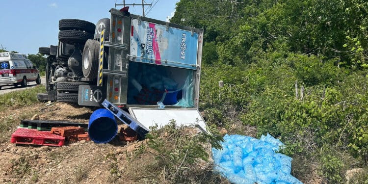 Vuelca camioneta en carretera por Punta Venado; hay una lesionada