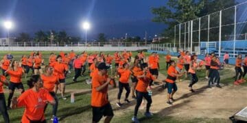 Celebran Día Naranja bailando en Puerto Aventuras