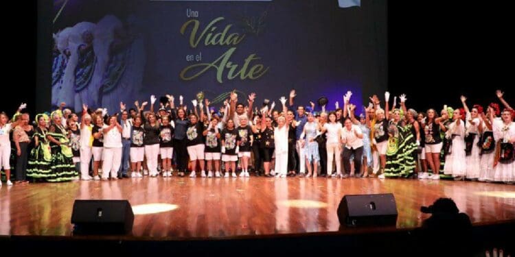 Celebran adultos mayores “Una Vida en el Arte”