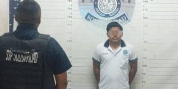 Detienen a Taxista en Playa del Carmen por golpear a su pareja y amenazarla con un tubo
