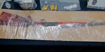 Policía de Solidaridad asegura escopeta y presuntos narcóticos tras una llamada de auxilio