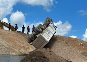 Se resbala un volquete en las obras del Tren Maya en Villas del Sol de Playa del Carmen