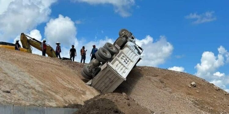 Se resbala un volquete en las obras del Tren Maya en Villas del Sol de Playa del Carmen