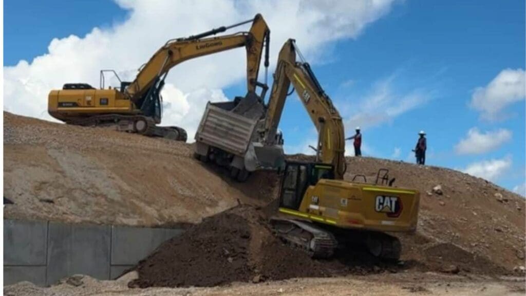Se resbala un volquete en las obras del Tren Maya en Villas del Sol de Playa del Carmen