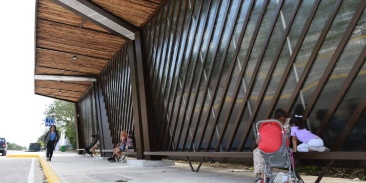 Dos nuevos paraderos más cuatro rehabilitados, dan seguridad y comodidad a la gente