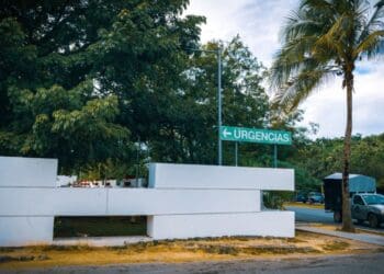 Construirá gobierno banquetas de Hospital General