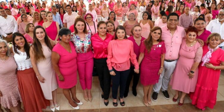 Se unen mujeres al Desayuno Rosa en beneficio de familias solidarenses