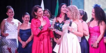 Amexme reconoce a Kira Iris, ejemplo de mujer trabajadora, comprometida con Solidaridad y el Estado