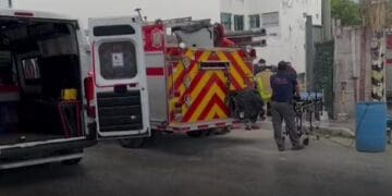 Cae trabajador de obra en Playa del Carmen y sufre traumatismo craneoencefálico; se salva de milagro