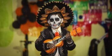 Con catrinas, calaveras gigantes y ofrendas recibe Playa del Carmen a turistas en el Día de Muertos