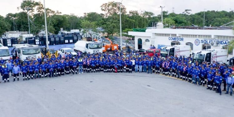 Lili Campos dignifica a personal de servicios públicos con más uniformes