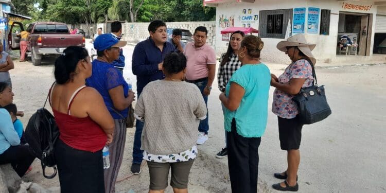 Marciano Toledo atiende a pobladores de Nuevo Noh Bec