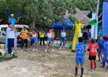 Niños y adolescentes se divierten en torneo de fútbol de Aguakan