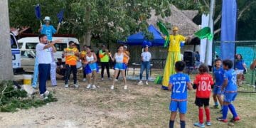 Niños y adolescentes se divierten en torneo de fútbol de Aguakan