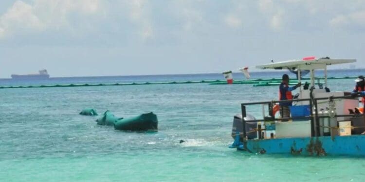 Pescadores piden que se retire barrera antisargazo pues acabó la temporada de arribo del alga